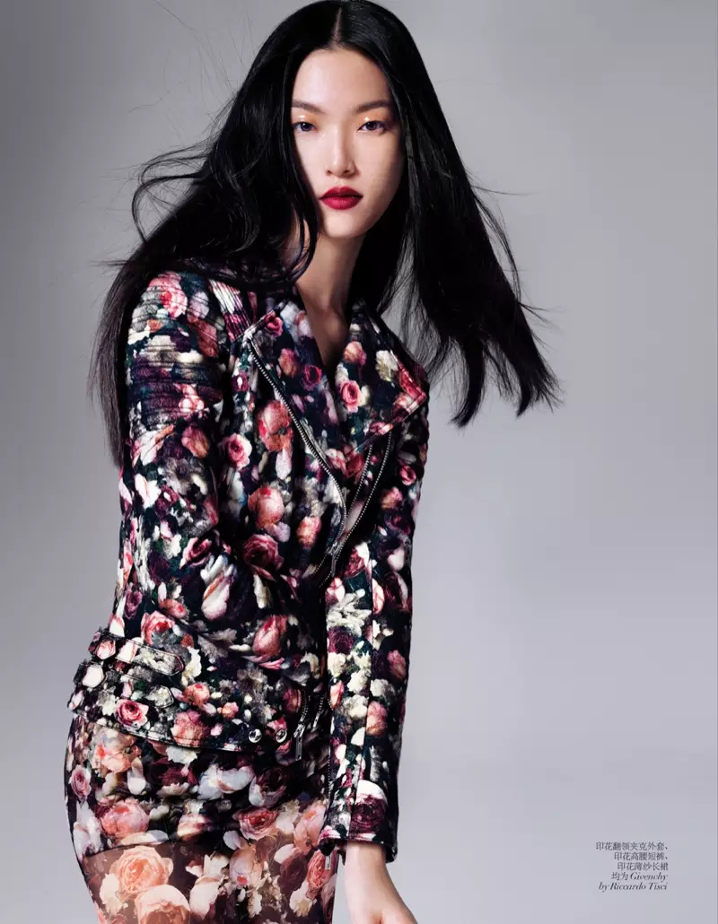 Tian Yi bär nya säsongsmode för Vogue China av Stockton Johnson