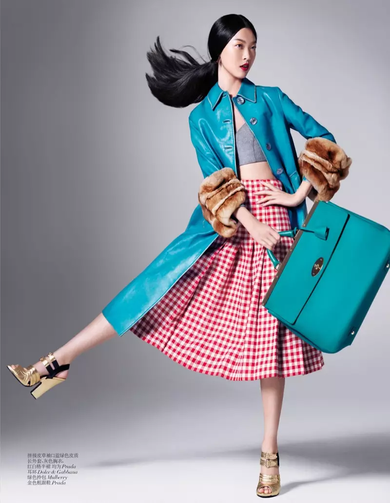 Tian Yi bär nya säsongsmode för Vogue China av Stockton Johnson