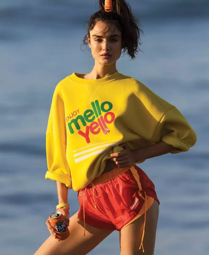 Blanca Padilla ya tsaya a cikin Sporty Beach Styles don ELLE