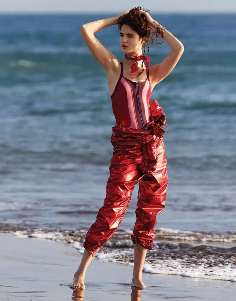 Blanca Padilla posa em estilo desportivo de praia para ELLE