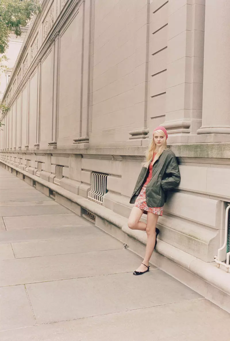 D'Nastya Kusakina trëfft op d'Stroosse vun New York fir d'Fréijoer 2013 Campagne vum Club Monaco