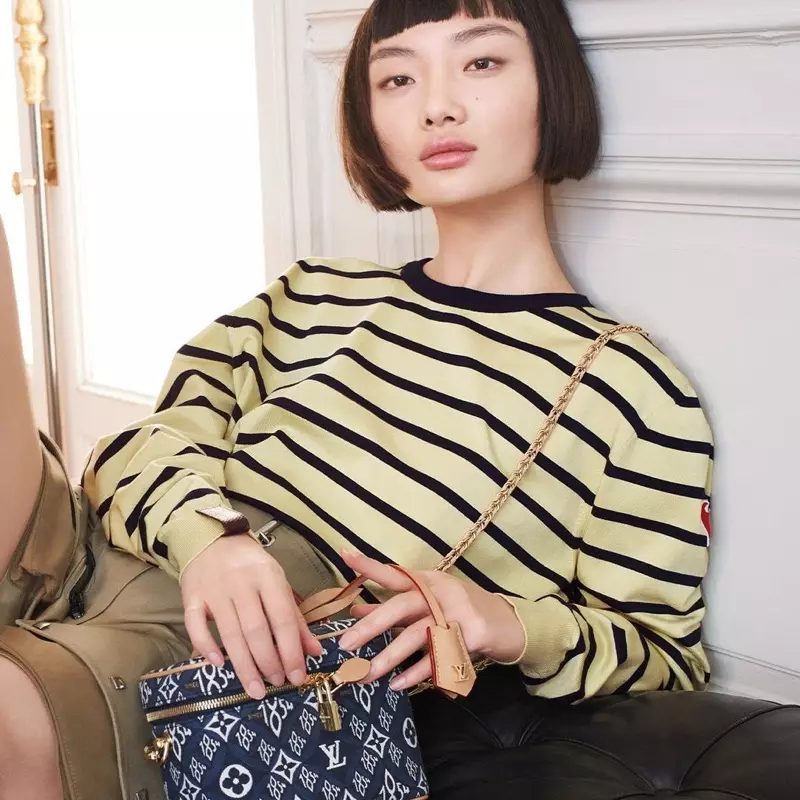 Model Mao Siaoxing, Louis Vuitton Aý Täze ýyl 2021 kampaniýasynda peýda bolýar.