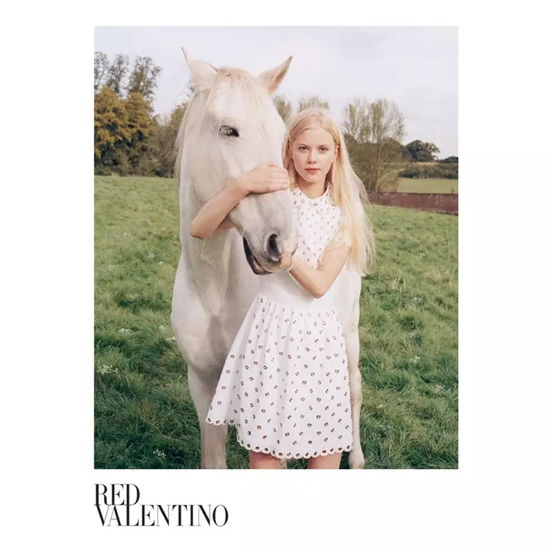 Red Valentino na-egosipụta ụdị nrọ na mkpọsa oge opupu ihe ubi 2015 ya