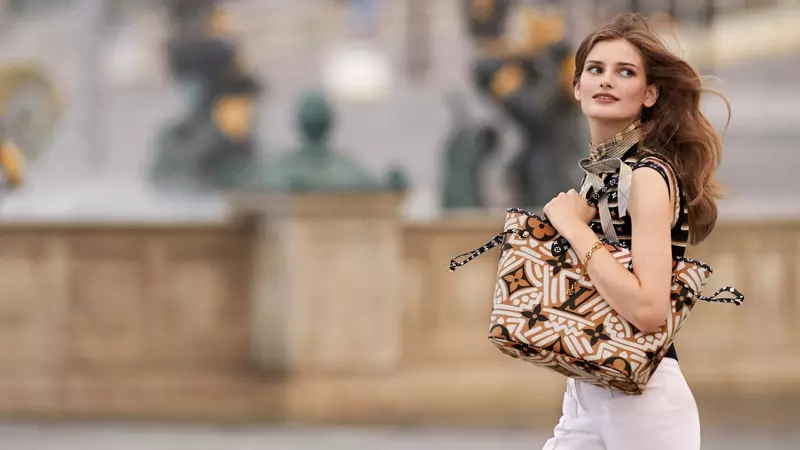 Signe Veiteberg joacă în campania Louis Vuitton LV Crafty.