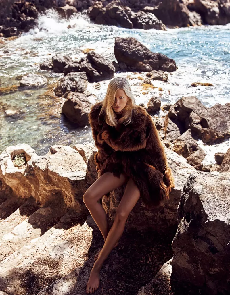 Iselin Steiro bi Shades of Brown ji bo Vogue Japan poz dide