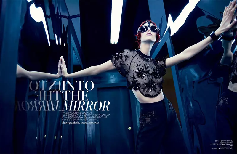 Into the Mirror: Karlie Kloss Reflects for W Korea Shoot af Emma Summerton