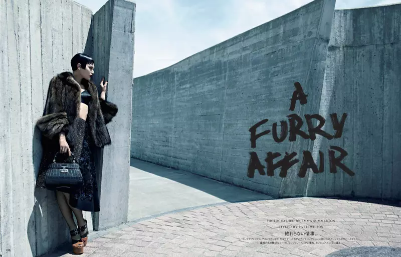 Catherine McNeil Mendapat Luxe untuk Vogue Japan Shoot oleh Emma Summerton