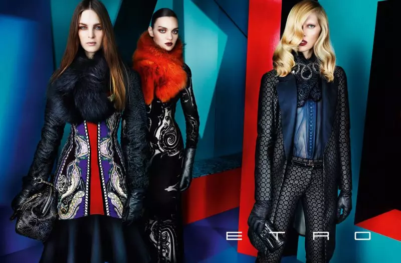 මාරියෝ ටෙස්ටිනෝ විසින් Etro's Fall 2012 ව්‍යාපාරයේ Iselin Steiro, Magda Laguinge සහ Laura Love Star