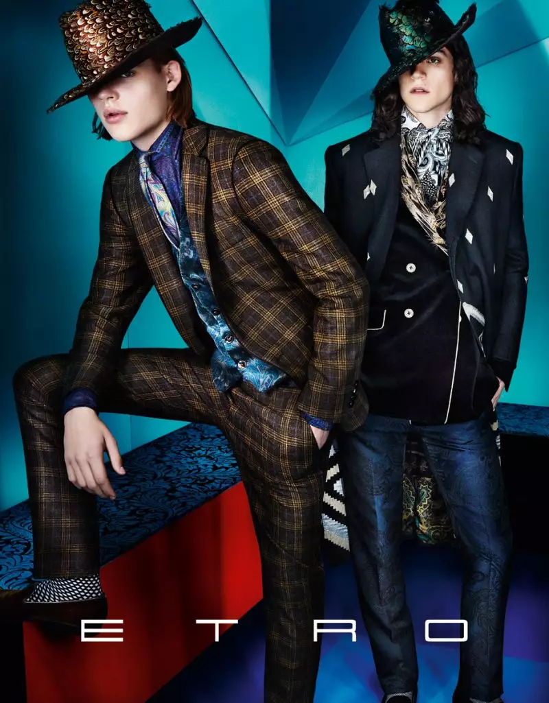 Iselin Steiro, Magda Laguinge และ Laura Love Star ในแคมเปญ Etro's Fall 2012 โดย Mario Testino