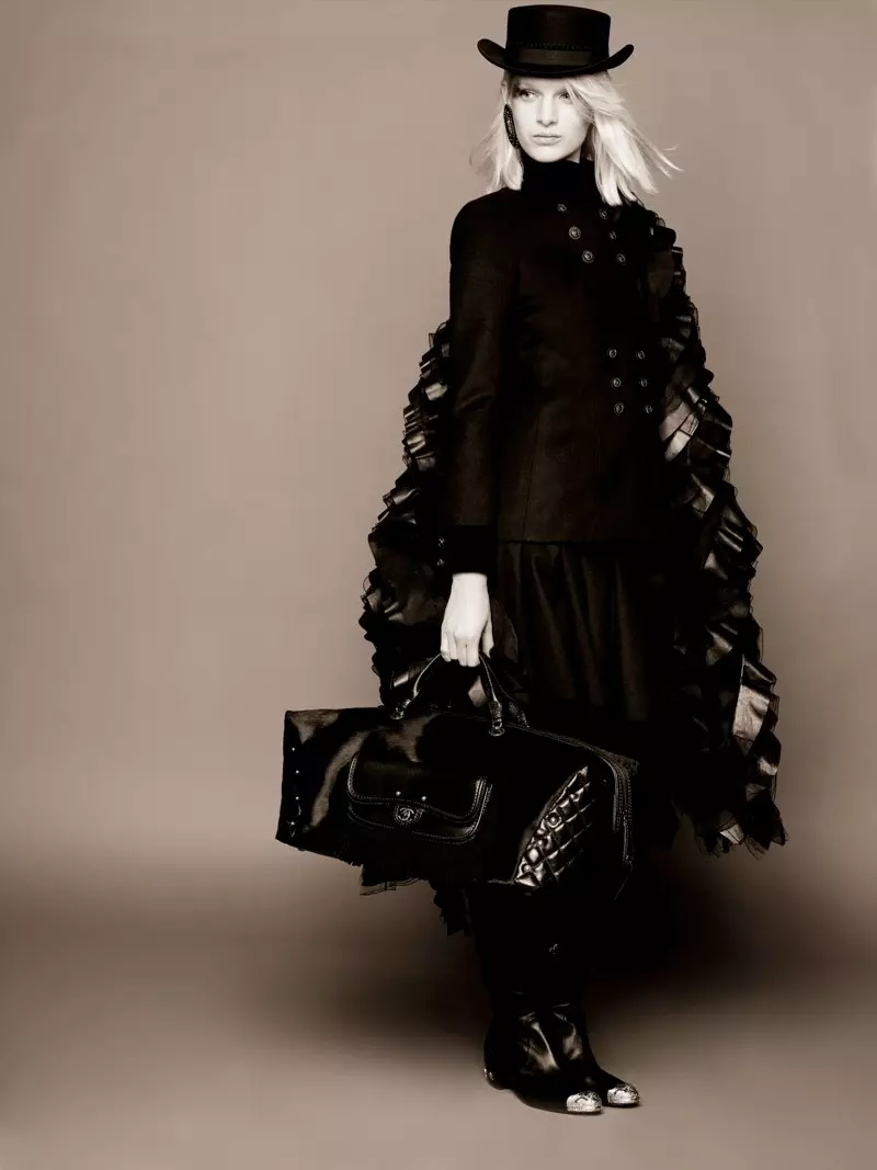 Ashleigh Good Stars am Chanel Pre-Fall 2014 Shoot vum Karl Lagerfeld