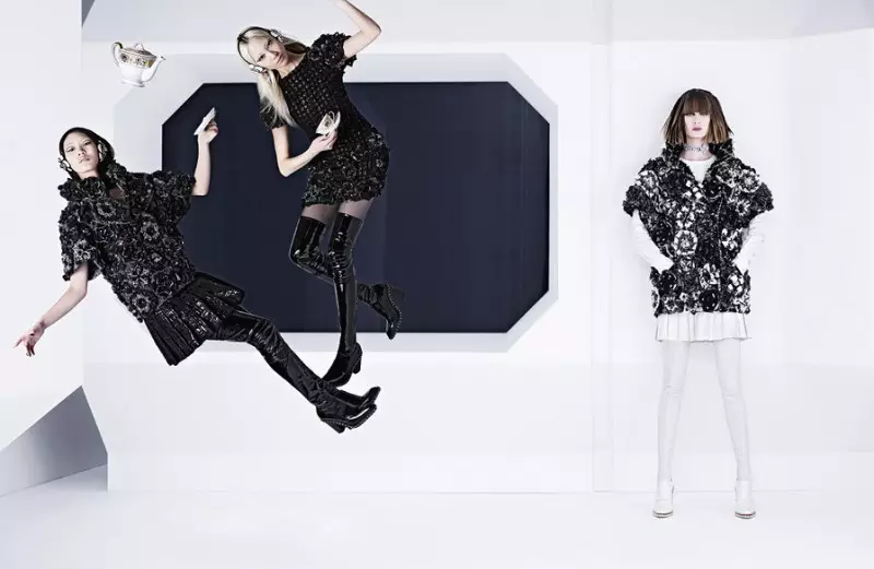 Karl Lagerfeld Pafas la Kampanjon de Chanel Aŭtuno 2013 Ĉefrolanta Soo Joo, Chiharu Okunugi + Ashleigh Good