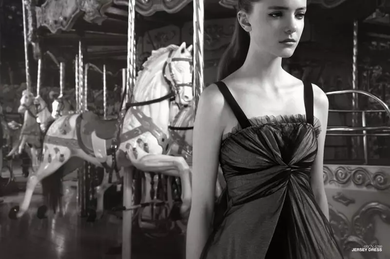 ສີແດງໂດຍ Valentino Spring 2011 Campaign | Imogen Morris Clarke ໂດຍ Pablo Arroyo