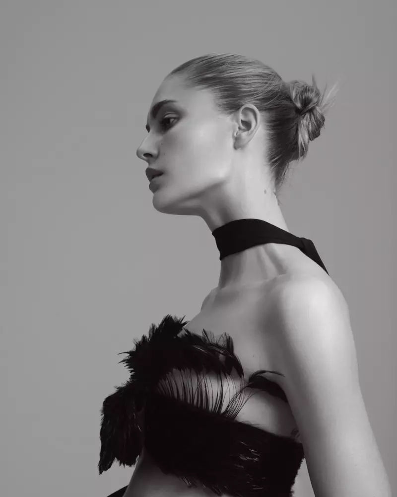 Nadja Bender posa in Black Ensemble per ELLE Germania