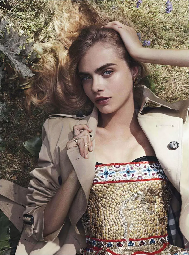 Cara Delevingne Channels Royalty na Vogue Australia Shoot nke Benny Horne dere