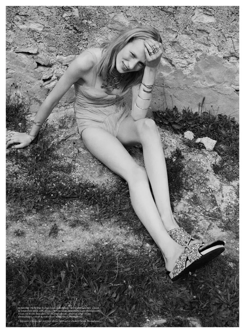 Џулија Нобис го задржува ниско ниво во насловната фотографија на Раш за април/мај 2013 година