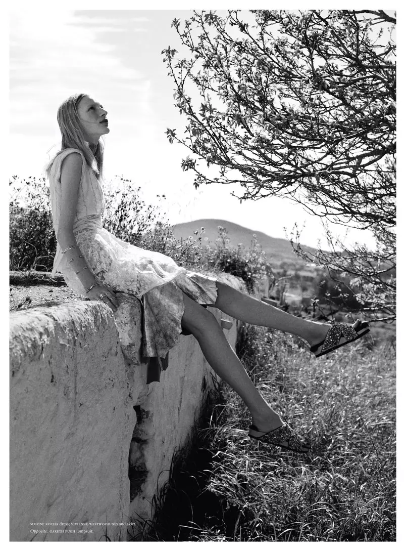 Џулија Нобис го држи ниско ниво во насловната фотографија на Раш за април/мај 2013 година