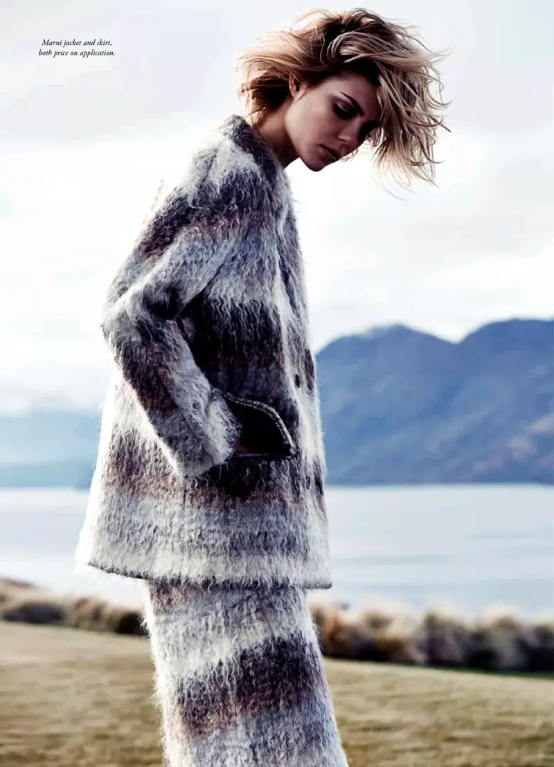 Lydia Willemina Collins Modelas Mantelojn por Simon Upton en Harper's Bazaar Aŭstralio