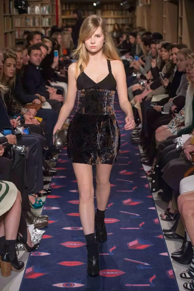 Lottie Moss debuterar på startbanan på höst-vintervisningen 2015 från Sonia Rykiel på Paris Fashion Week.