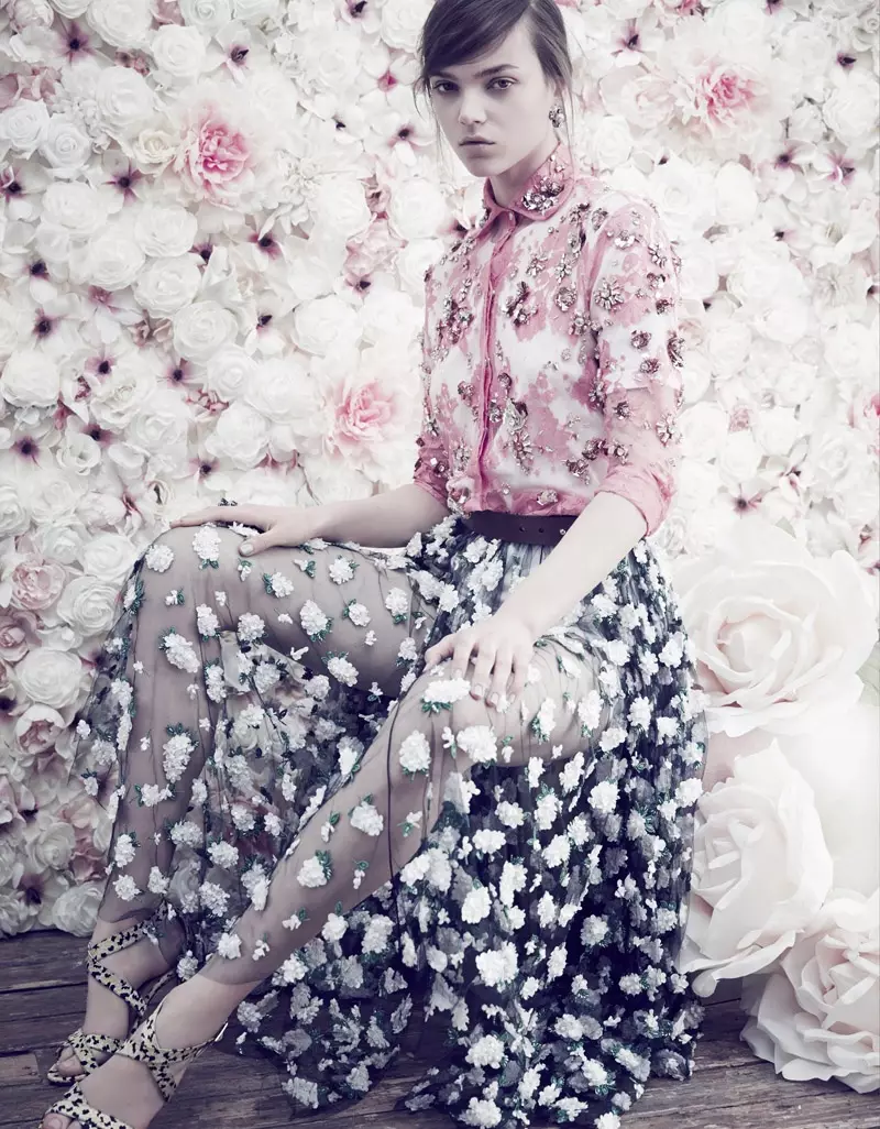 Jenna Earle porte des fleurs saisissantes pour ELLE Malaysia