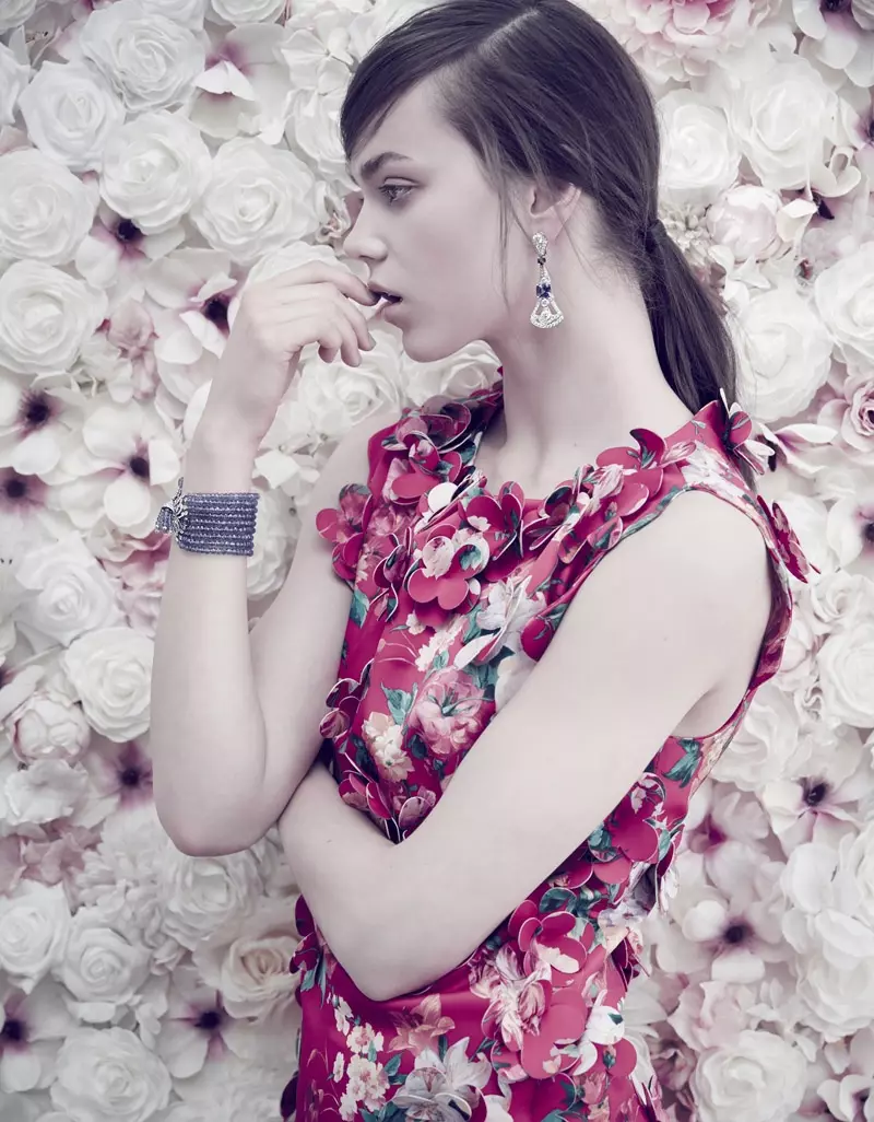 Jenna Earle Models Striking Florals for ELLE ملائيشيا