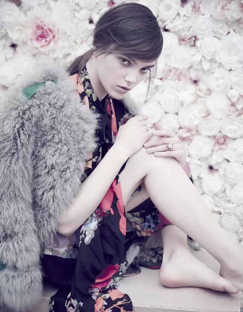 Jenna Earle ji bo ELLE Malaysia Models Striking Florals