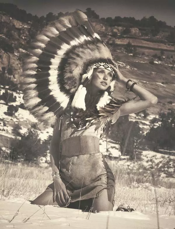 Modelo vestita en indiana temo kostumo. Bildo: Fejsbuko de Heidi Klum
