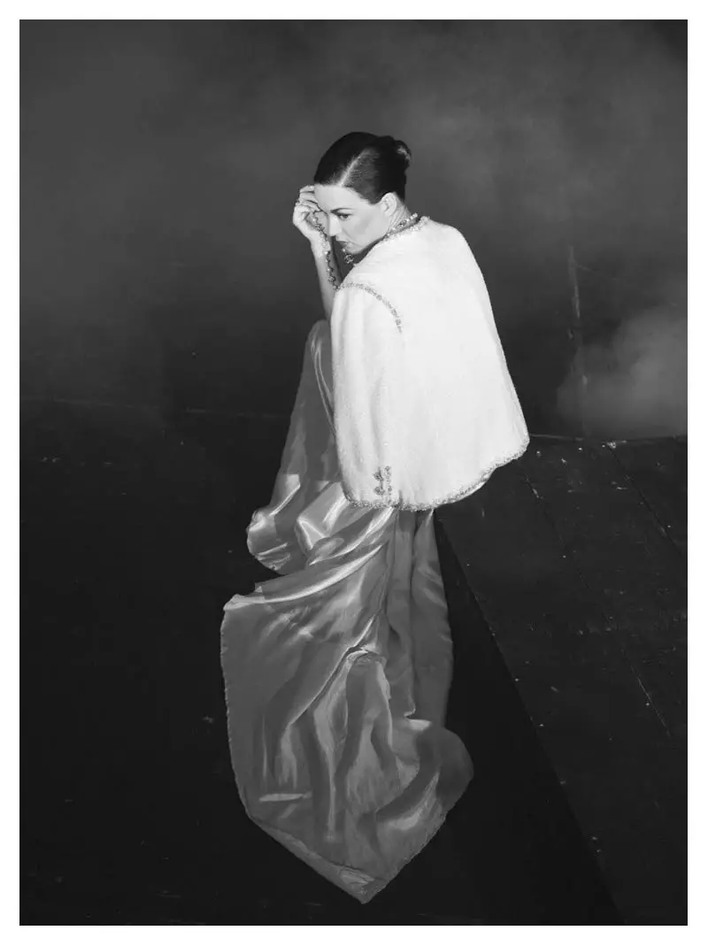 Hanna Herzsprung in Chanel di Axl Jansen per QVEST #47