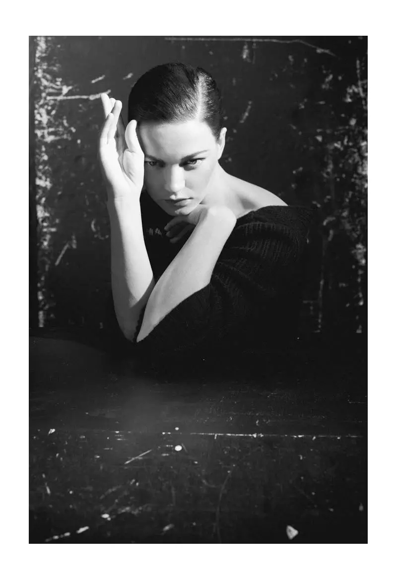 حنا هرتسبرونغ ترتدي Chanel by Axl Jansen لـ QVEST # 47