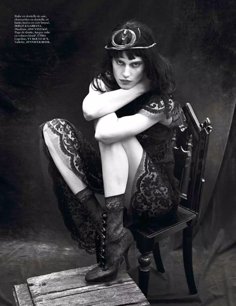 2012-يىلى 9-ئايدىكى Vogue پارىژدا كەيت موس ۋە ساسكىيا دې براۋ مېرت ۋە ماركۇسقا دىققەت قىلماقتا