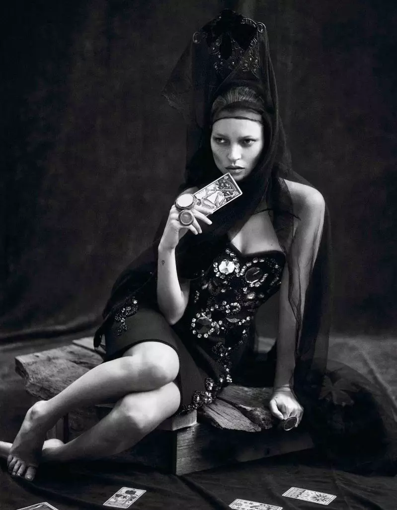 Кейт Мосс пен Саскиа Де Брау 2012 жылдың қыркүйек айындағы Vogue Париждегі Мерт пен Маркусты таң қалдырады