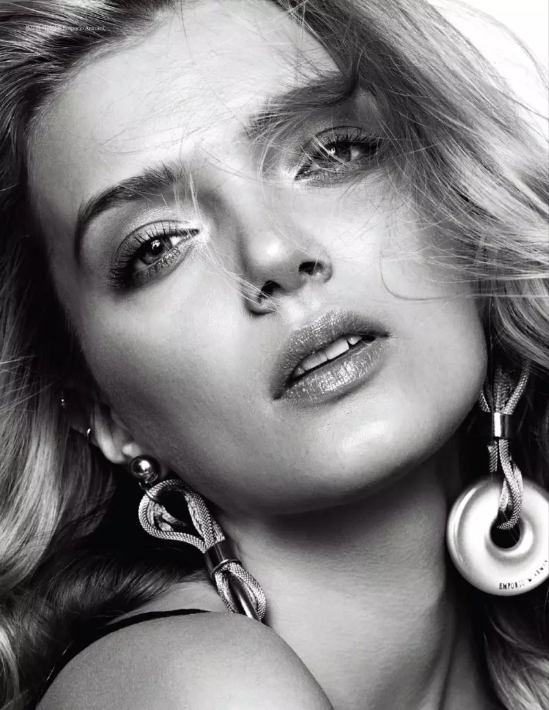 Lily Donaldson 为 Elle Korea 2013 年 4 月的封面故事摇滚 Emporio Armani