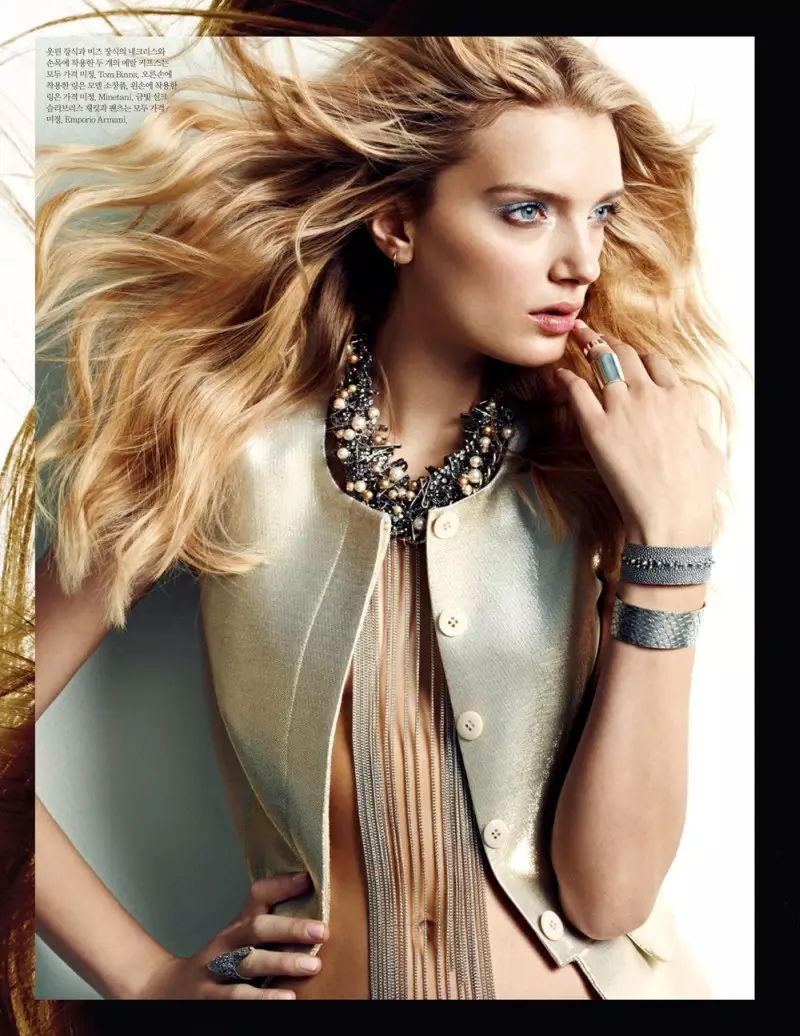 Elle Korea හි 2013 අප්‍රේල් කවරයේ කතාව සඳහා Lily Donaldson Rocks Emporio Armani