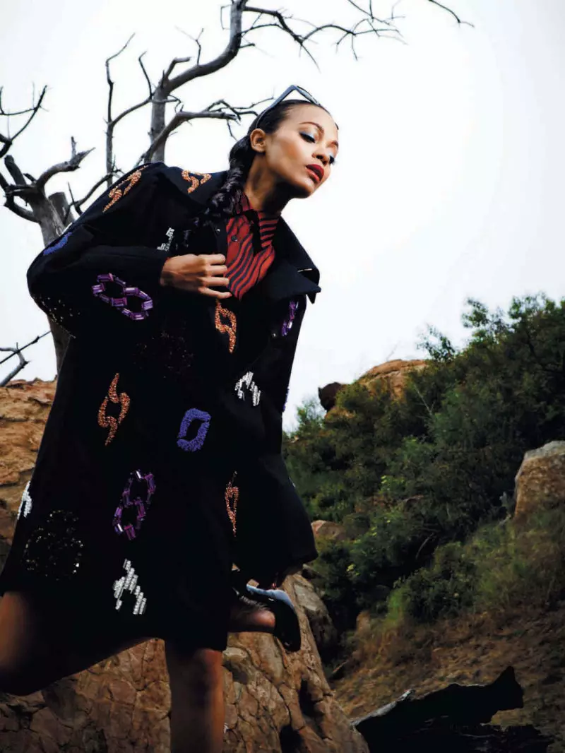 Zoe Saldana Harper's Bazaar Rossiya uchun 2011 yil iyul/avgust oylarida Bleacher & Everard tomonidan