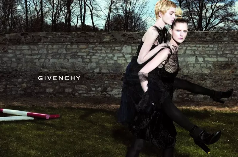 Mariacarla Boscono a Stella Tennant pro kampaň Givenchy Fall 2006 od Inez a Vinoodha