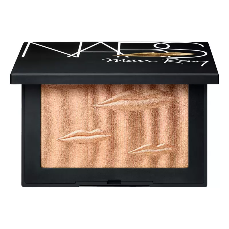 NARS x Man Ray Overexposed Glow Highlighter في Double Take 42 دولارًا