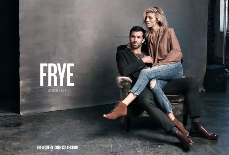 Luke Rockhold နှင့်အတူ ဓါတ်ပုံရိုက်ရင်း Devon Windsor သည် FRYE Amy Peep Toe Lace Bootie ကို ၀တ်ဆင်ထားသည်