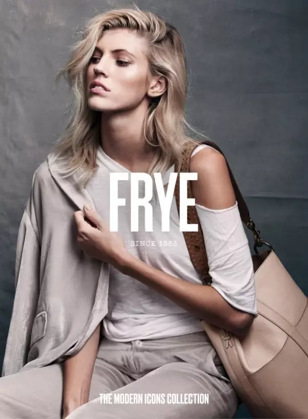 Devon Windsor poseer met die FRYE Ilana Bucket Hobo Bag