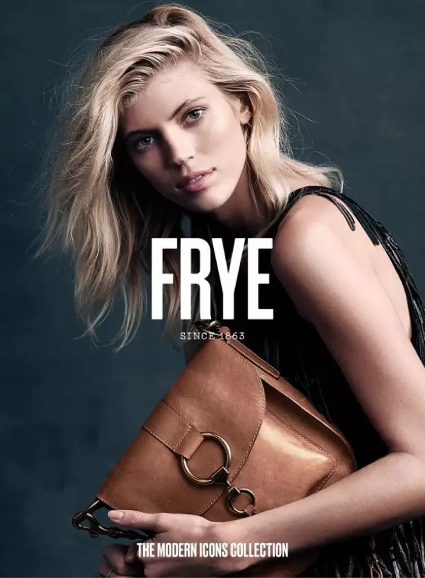 Modelis Devon Windsor pozuoja su FRYE Ilana Saddle krepšiu