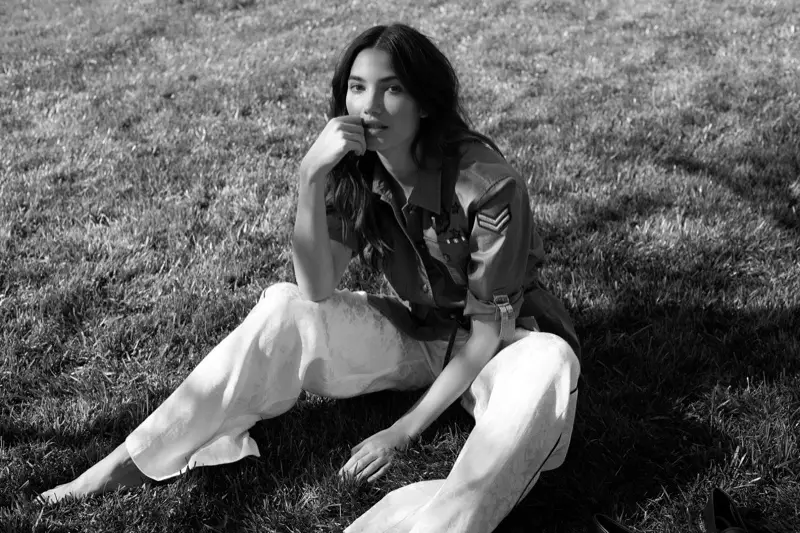 Lily Aldridge pran foto an nwa ak blan, li devan kanpay Lauren Ralph Lauren ete 2018 la