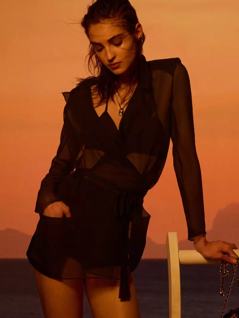 Camille Hurel dyker upp i Chanel Cruise 2021-kollektionen.