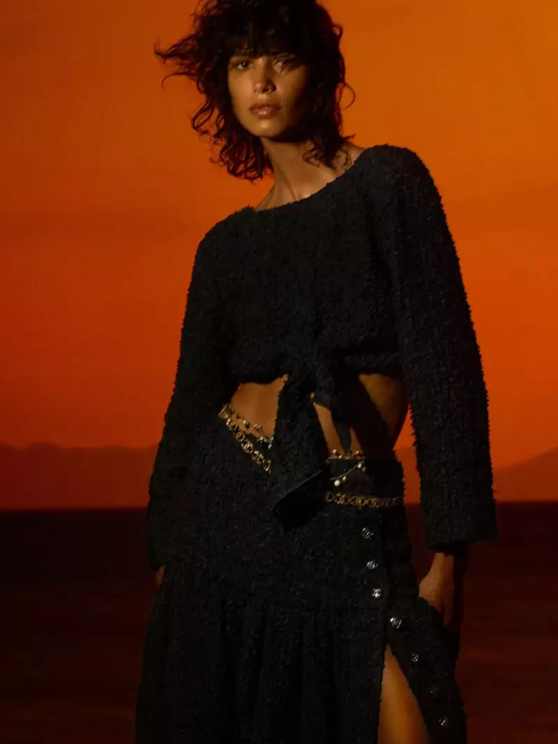 Chanel Cruise 2021 цуглуулгадаа хялбар хэлбэрт анхаарлаа хандуулдаг.