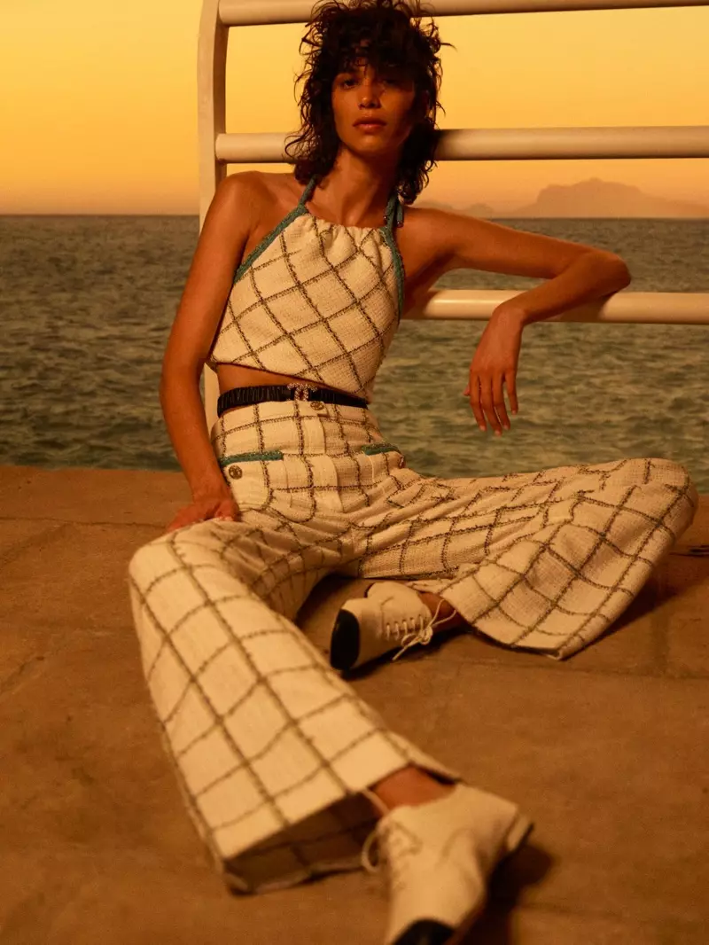 O Mica Arganaraz o lo'o fa'aofuina le lomitusi siaki i le Chanel Cruise 2021 collection.