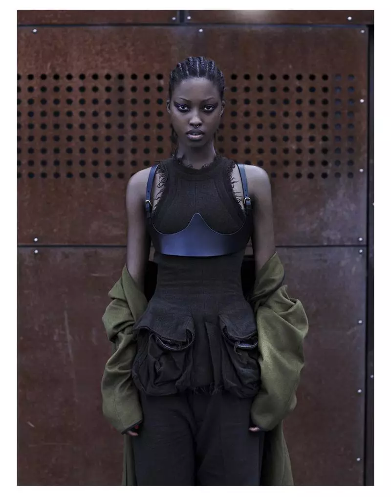 Nyasha Matonhodze viste estilo urbano para a revista SCMP Style