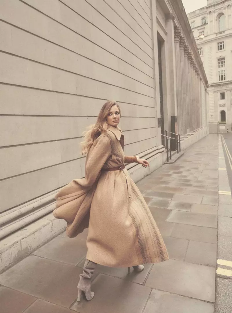 Pakaian Sedia Pejabat Model Eniko Mihalik di Harper's Bazaar UK