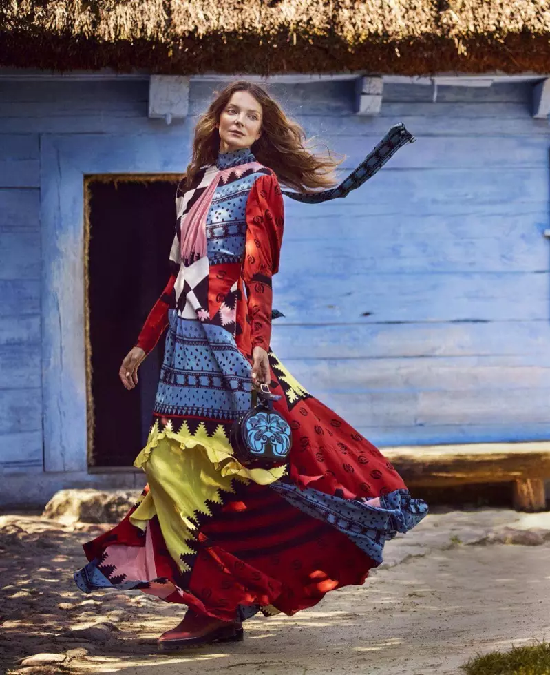 Eniko Mihalik dėvi svajingus boho stilius Harper's Bazaar