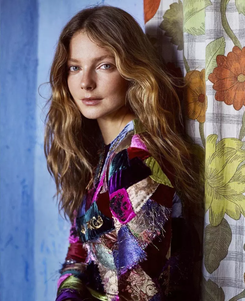 Eniko Mihalik dėvi svajingus boho stilius Harper's Bazaar