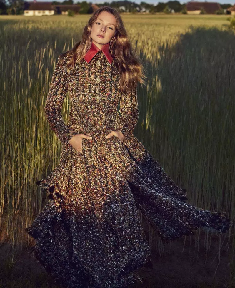 Eniko Mihalik dėvi svajingus boho stilius Harper's Bazaar