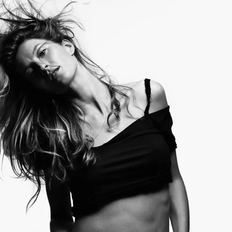 Gisele Bundchen fun V # 70 nipasẹ Hedi Slimane