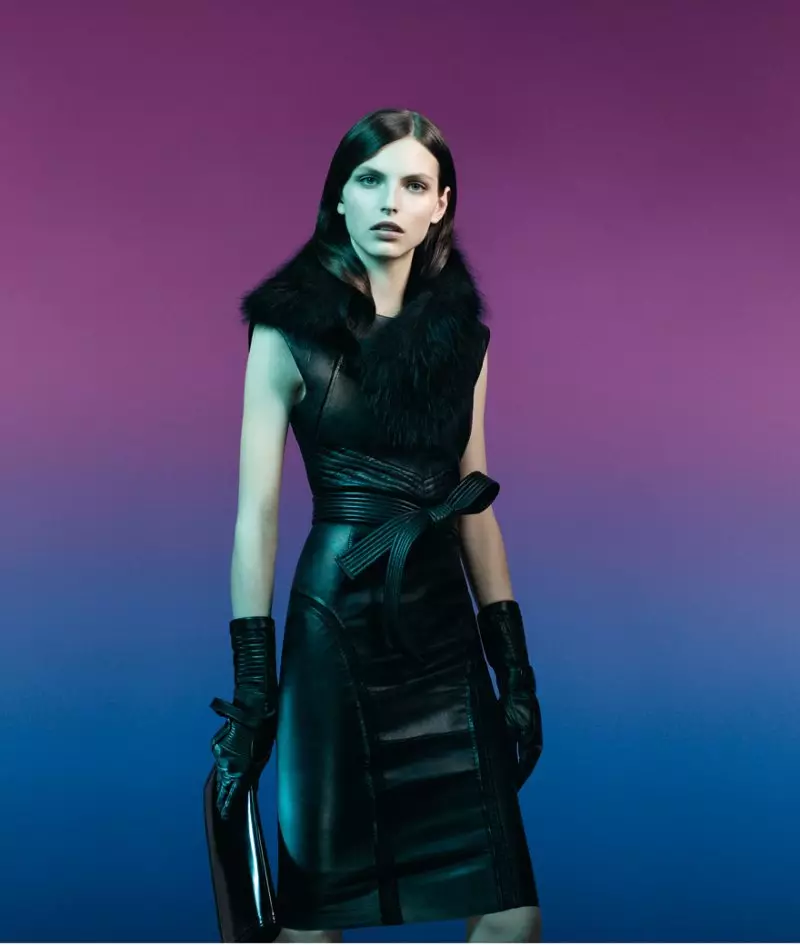 ካርሊና ካውን ግንባሮች Sportmax's Fall 2012 ዘመቻ