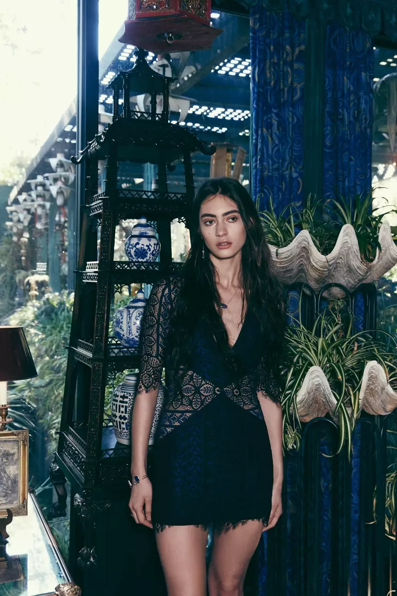 Mae Marine Deleeuw yn 'Freuddwydiwr Sipsi' yn For Love & Lemons' Fall Lookbook